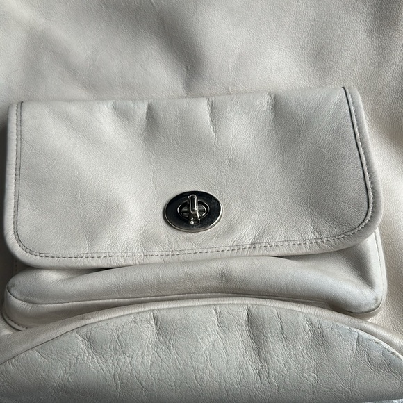 Nice Coach leather bag in cream. Good size with plenty  room - Picture 3 of 14